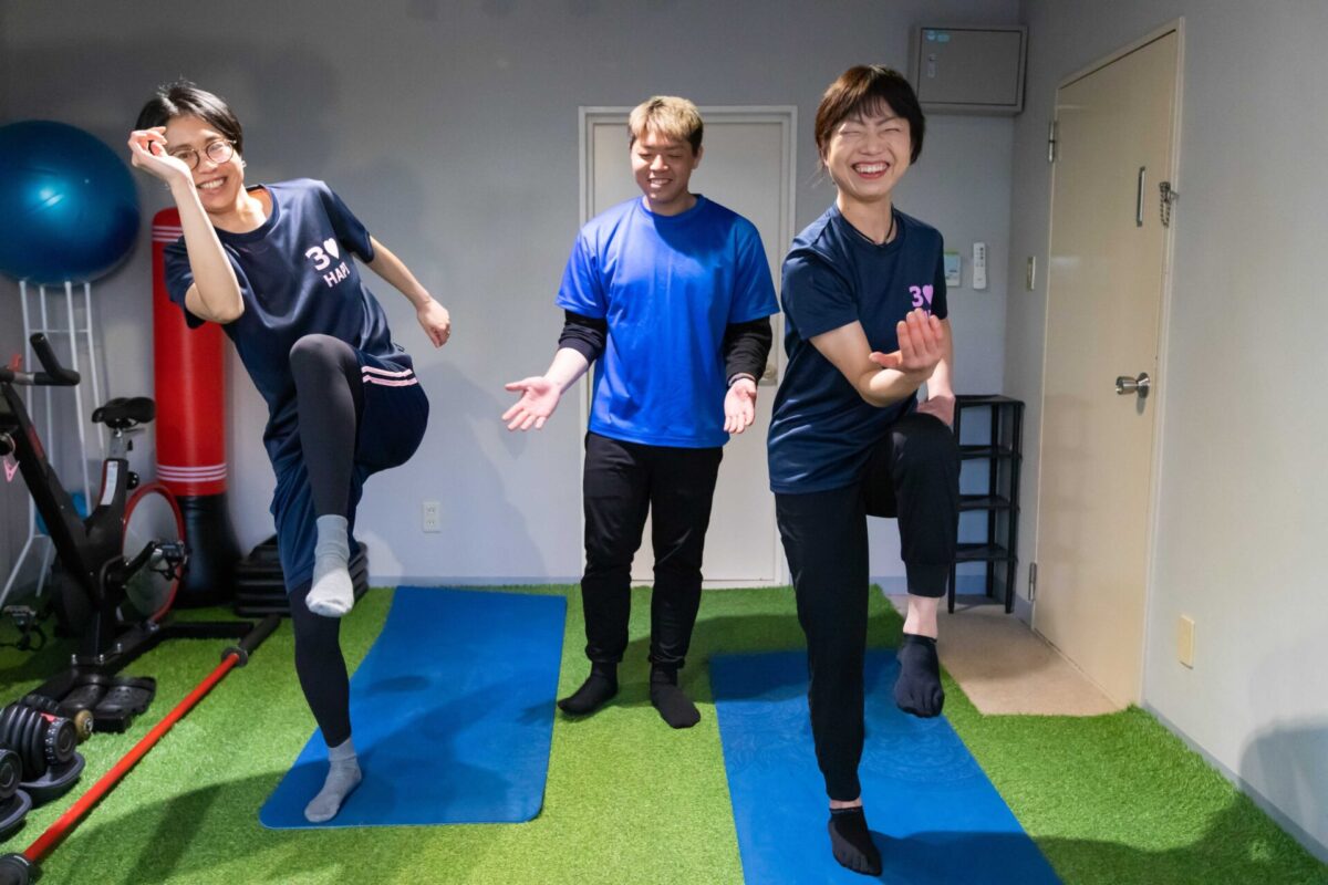 青梅市にあるパーソナルジムで筋トレに取り組む様子