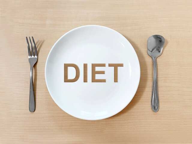 ダイエット中に何を食べるかの悩みを表す画像