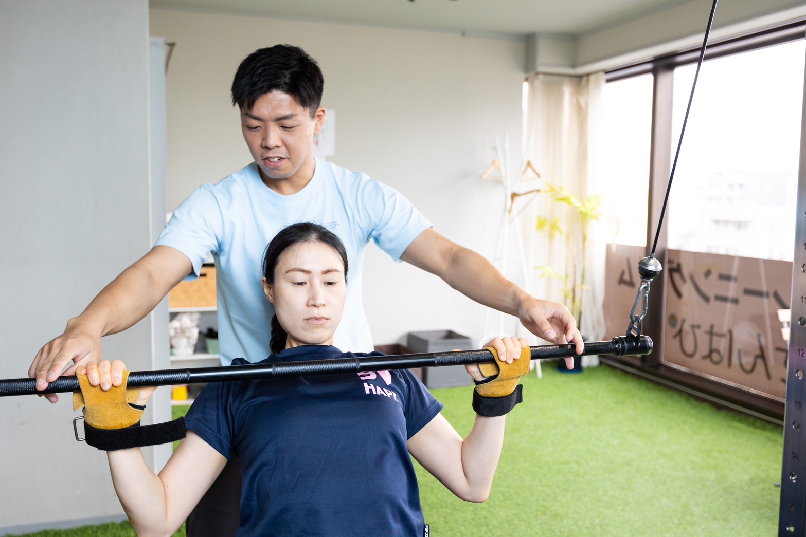 ジムでパーソナルトレーニングを受けている様子
