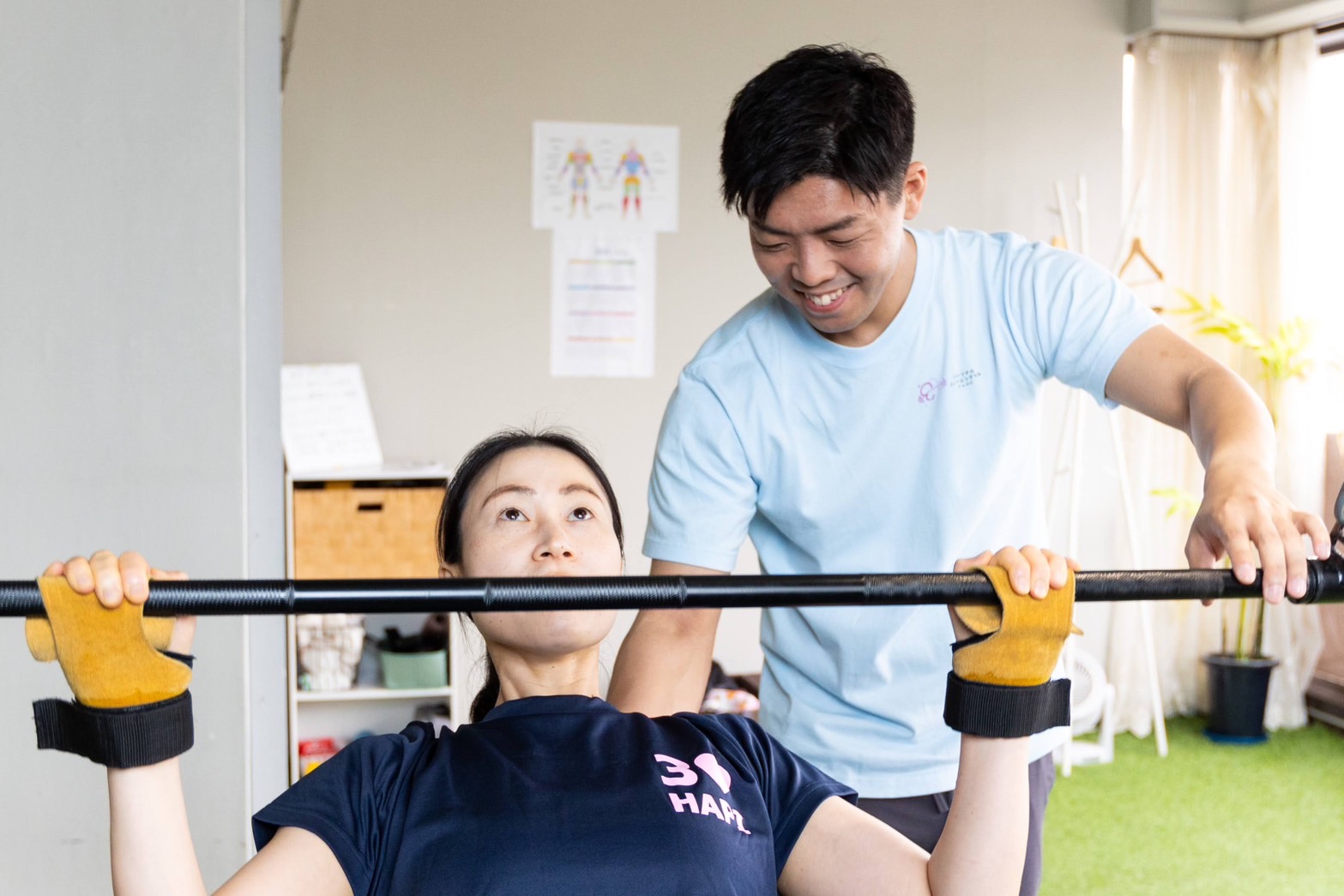 青梅市にあるパーソナルジムでパーソナルトレーニングを受けている様子