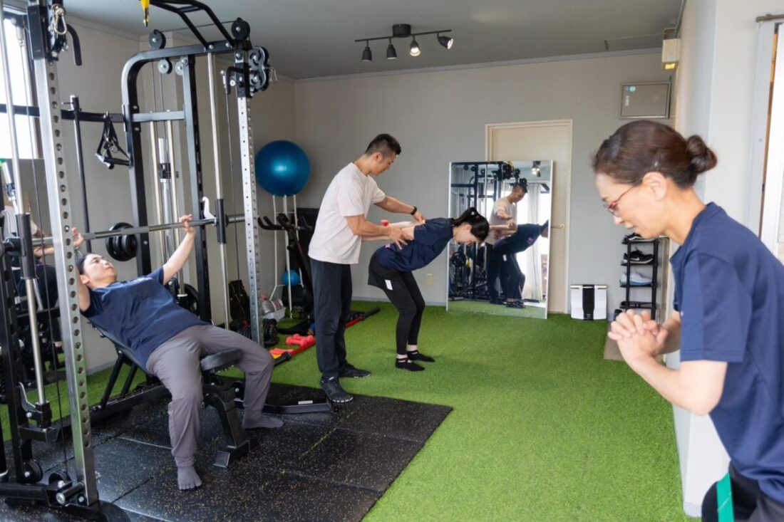 青梅市にあるパーソナルジムのトレーニング指導の様子