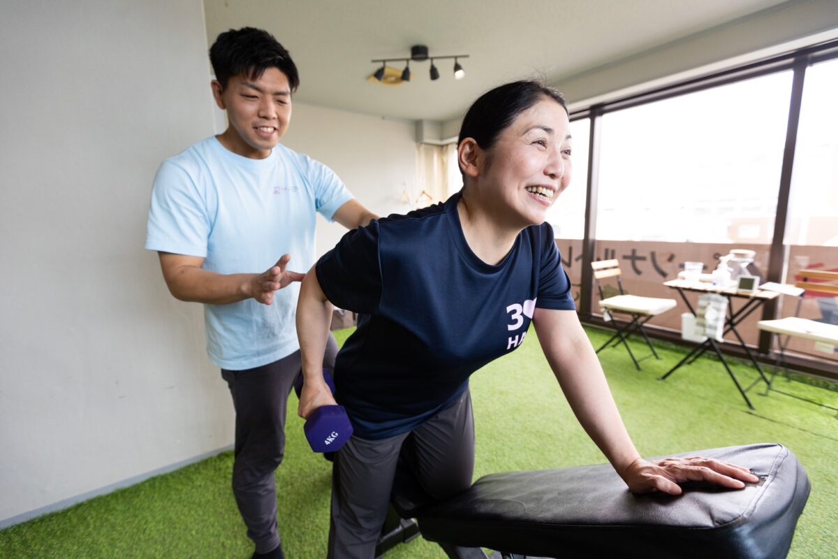 青梅市にあるパーソナルジムのトレーニング指導の様子